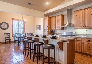 Book for Fall! Townhome Close to the Shuttle! Shared Hot Tub! Mountain Views!