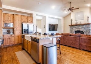 Book for Fall! Townhome Close to the Shuttle! Shared Hot Tub! Mountain Views!