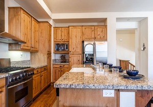 Book for Fall! Townhome Close to the Shuttle! Shared Hot Tub! Mountain Views!