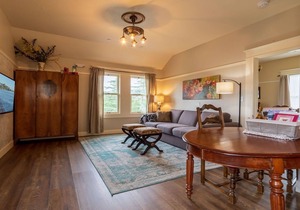 BookStayHop - RedTail McCall Suite~ Hot Tub and Convienent Tesla Station