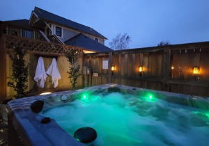 BookStayHop - RedTail McCall Suite~ Hot Tub and Convienent Tesla Station