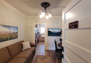 BookStayHop -RedTail Orliena Suite, Relaxing Hot tub and a Tesla Station