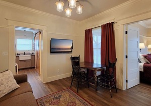 BookStayHop -RedTail Orliena Suite, Relaxing Hot tub and a Tesla Station