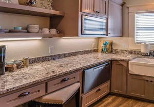 BookStayHop -RedTail Orliena Suite, Relaxing Hot tub and a Tesla Station