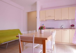 Boschetto two-room flat with air conditioning a few steps away from the beach
