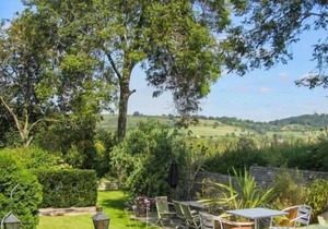 BRAMBLE, pet friendly, character holiday cottage in Compton Dundon