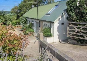BRAMBLE, pet friendly, character holiday cottage in Compton Dundon