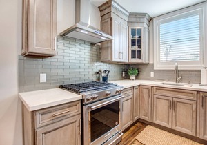 Brand New 1 Bedroom Luxury Bungalow steps from Sonoma Plaza