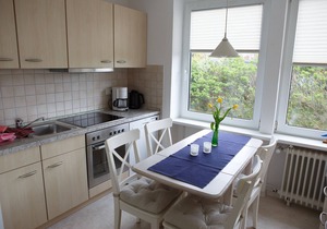 Breakfast in the morning sun on the south-facing balcony with a magnificent sea view - vacation f