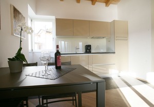 BREATHTAKING LAKE VIEW APARTMENT, SAUNA, SWIMMING POOL 6 BEDS