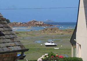 Breton house with garden 50m from Ste Anne bay