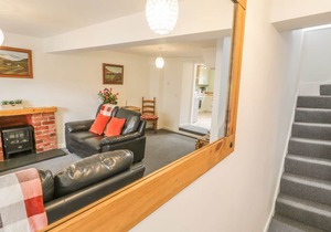 BRICKFIELD COTTAGE, family friendly, with a garden in Machynlleth