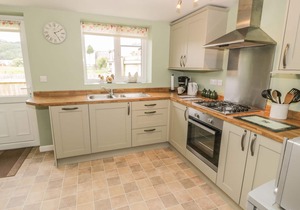 BRICKFIELD COTTAGE, family friendly, with a garden in Machynlleth