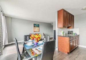 Bright 1BR apt w King bed -Close to DT Hamilton
