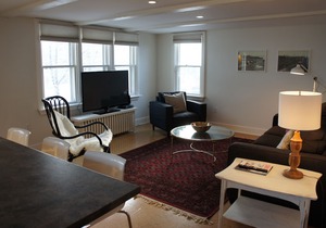 Bright, Airy Flat in Downtown Century Home