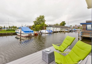 Bright and Comfortable Houseboat