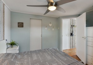 Bright and Comfortable Houseboat