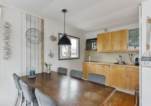 Bright and Comfortable Houseboat