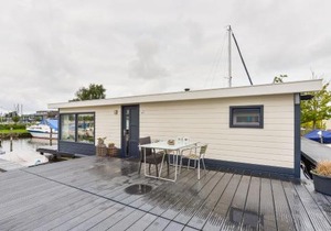 Bright and Comfortable Houseboat