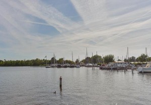 Bright and Comfortable Houseboat