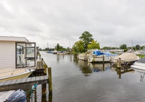Bright and Comfortable Houseboat