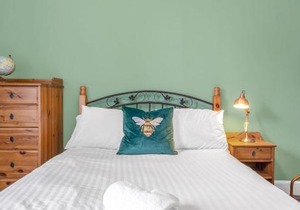 Bright and Quiet Edinburgh Home