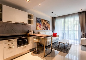 Bright apartment at Emerald Terrace condo, gym and pool