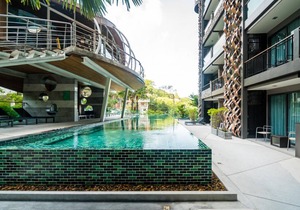 Bright apartment at Emerald Terrace condo, gym and pool