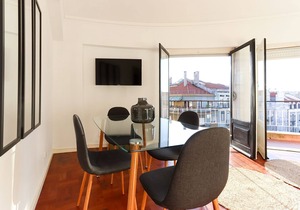 Bright apartment for 6 persons and well located. Close by Av. Liberdade.
