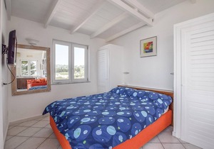 Bright apartment on the 1st floor of a small two-family house overlooking the sea and a few steps fr