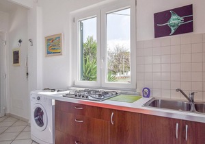 Bright apartment on the 1st floor of a small two-family house overlooking the sea and a few steps fr