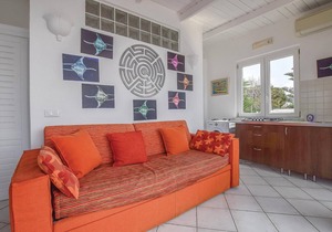 Bright apartment on the 1st floor of a small two-family house overlooking the sea and a few steps fr