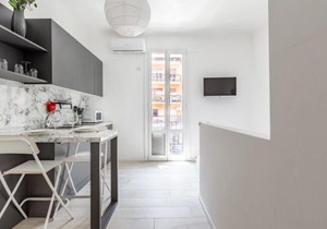 Bright Apt 600mt from Viale Zara!
