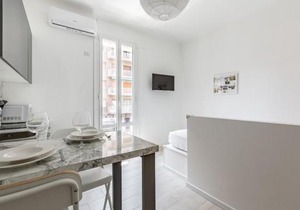 Bright Apt 600mt from Viale Zara!