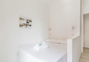Bright Apt 600mt from Viale Zara!