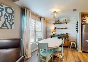 Bright Bayhouse condo with all-new interior & pool - near beach