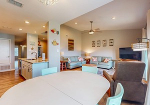 Bright Bayhouse condo with all-new interior & pool - near beach