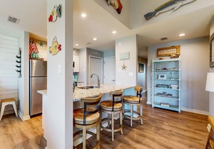 Bright Bayhouse condo with all-new interior & pool - near beach