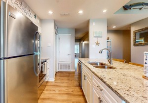 Bright Bayhouse condo with all-new interior & pool - near beach