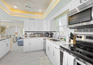 Bright & Breezy Spacious Bayview Condo - Walk to Beach - Unit 27 by RVA