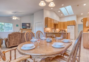Bright, Clean Single-Level Above Beverly Beach has a Master Suite and Hot Tub!