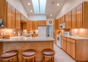 Bright, Clean Single-Level Above Beverly Beach has a Master Suite and Hot Tub!