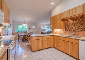 Bright, Clean Single-Level Above Beverly Beach has a Master Suite and Hot Tub!