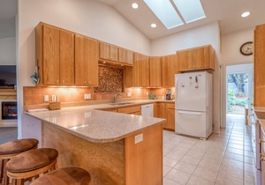 Bright, Clean Single-Level Above Beverly Beach has a Master Suite and Hot Tub!