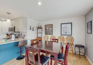 Bright condo with pool & hot tub - near downtown & lake