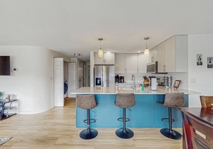 Bright condo with pool & hot tub - near downtown & lake