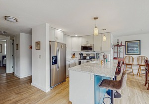 Bright condo with pool & hot tub - near downtown & lake
