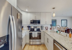 Bright condo with pool & hot tub - near downtown & lake
