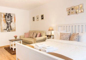 BRIGHT DECO CENTRAL FLAT WITH BALCONY & NETFLIX | NEAR METRO & AMENITIES