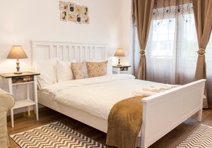 BRIGHT DECO CENTRAL FLAT WITH BALCONY & NETFLIX | NEAR METRO & AMENITIES